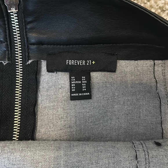 Feaux leather mini skirt - Picture 3 of 3